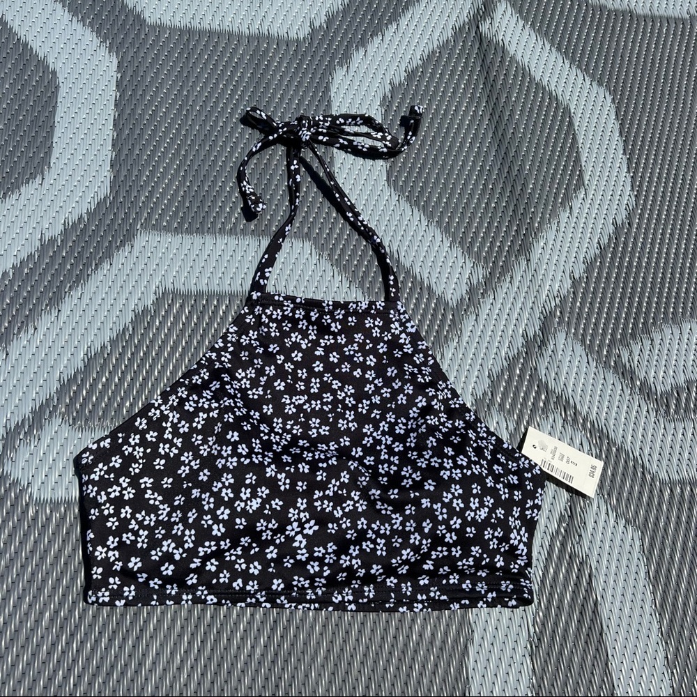 New with tags halter style blinking top with built in cups